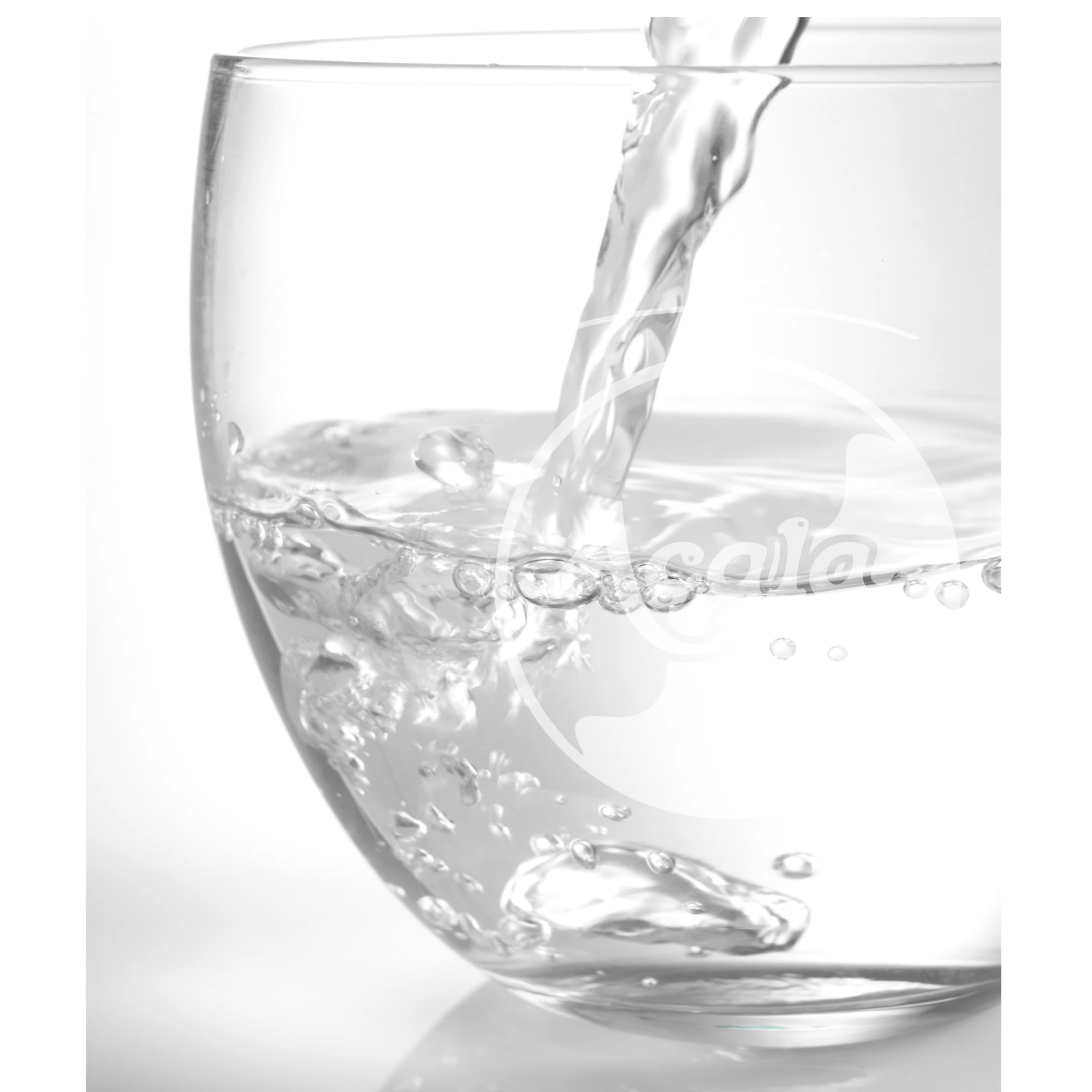 ein Wasserglas in dem frisches, quirliges Waser eingefüllt wird
